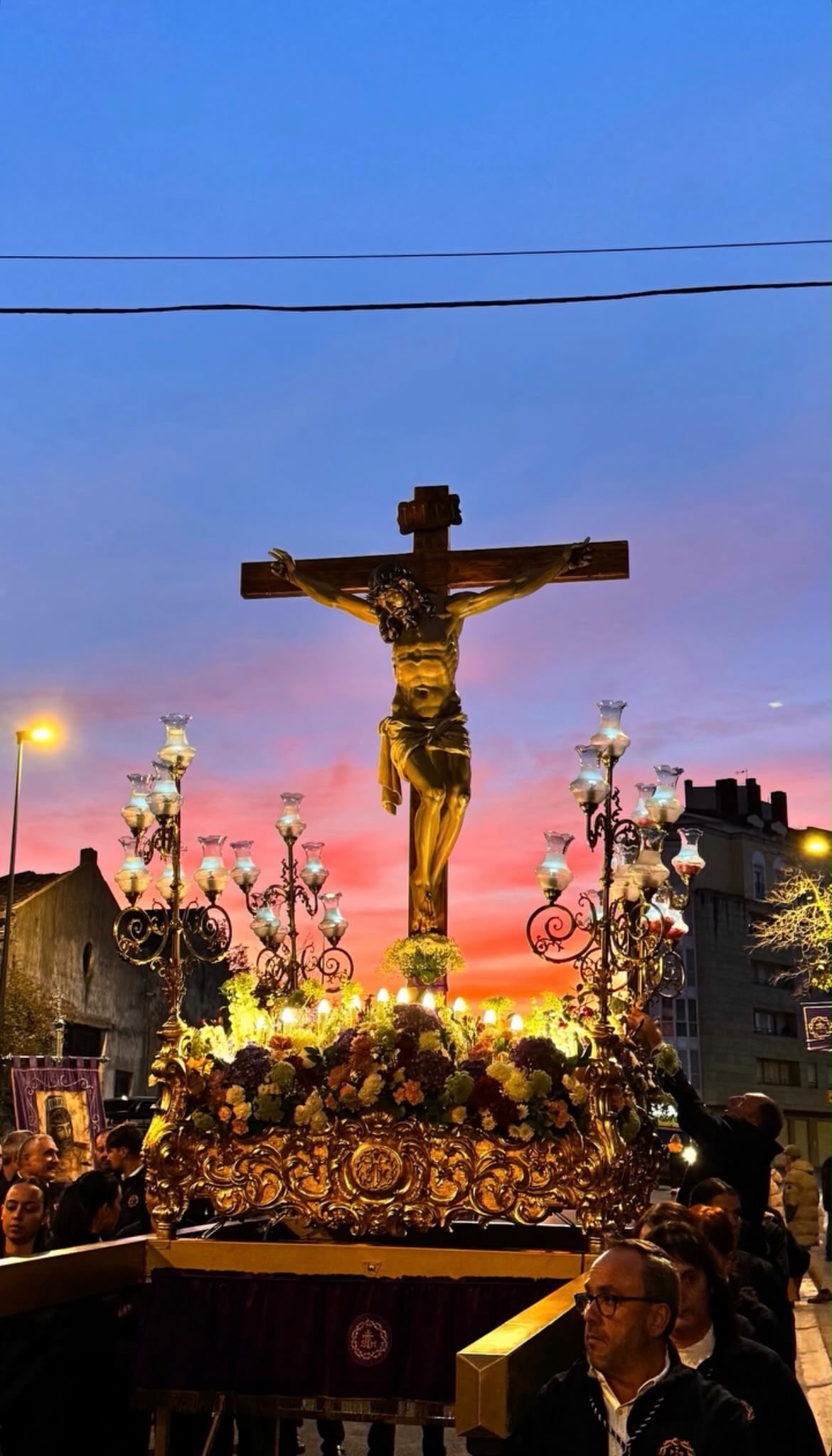Cristo del Milagro en su paso, al atardecer