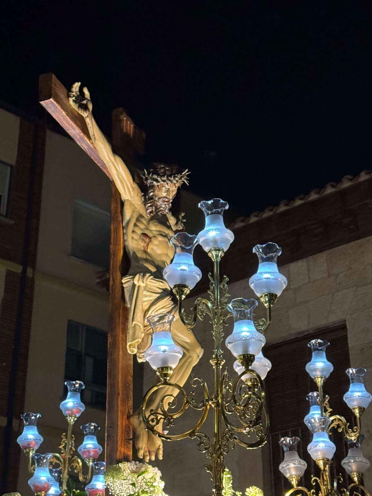Cristo del Milagro iluminado durante la procesión nocturna