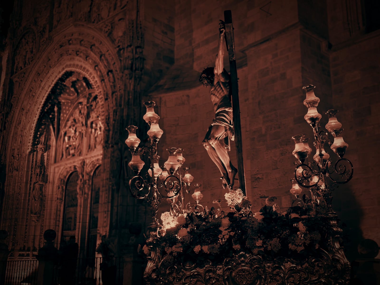 Cristo del Milagro frente a la portada de la iglesia